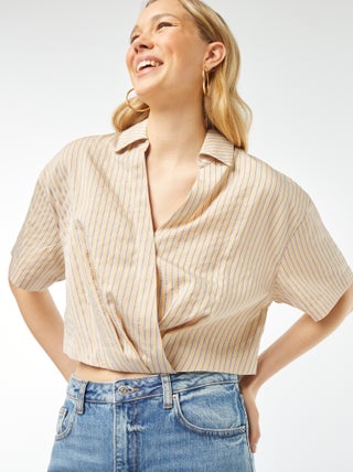 Blusa cropped com abertura com botões cruzada