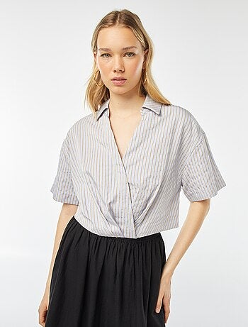 Blusa cropped com abertura com botões cruzada
