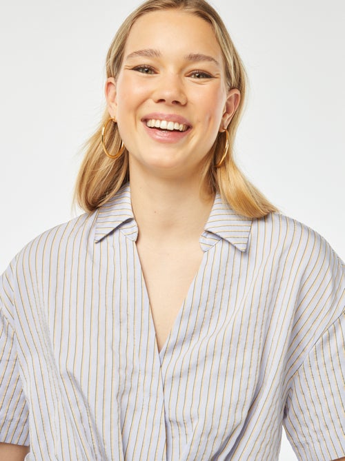 Blusa cropped com abertura com botões cruzada - Kiabi