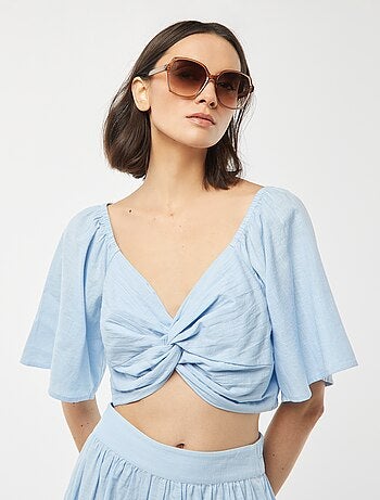 Blusa cropped com laço de fantasia e mangas em forma de borboleta