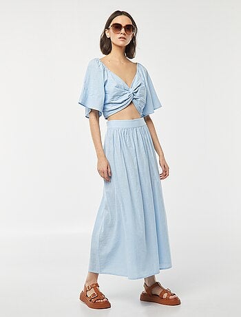 Blusa cropped com laço de fantasia e mangas em forma de borboleta