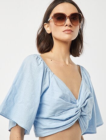 Blusa cropped com laço de fantasia e mangas em forma de borboleta