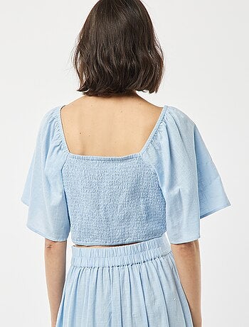 Blusa cropped com laço de fantasia e mangas em forma de borboleta