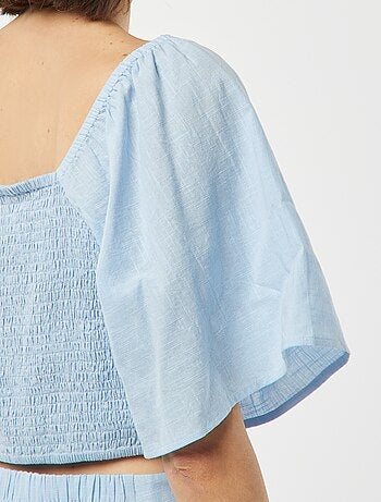 Blusa cropped com laço de fantasia e mangas em forma de borboleta
