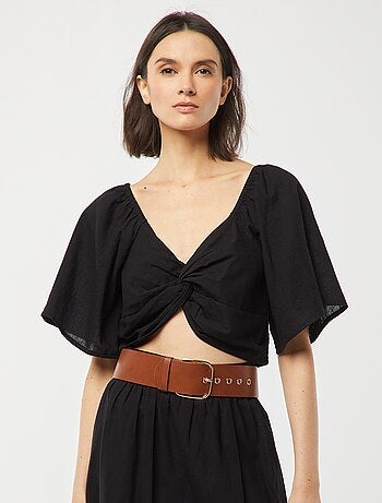 Blusa cropped com laço de fantasia e mangas em forma de borboleta