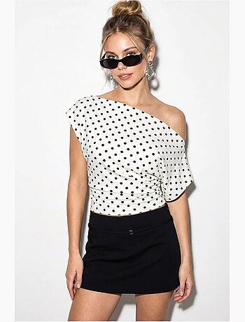 Blusa cropped de bolinhas com decote ombro a ombro lucci
