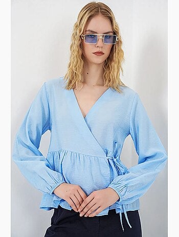 Blusa cruzada em crepe com decote em v e detalhe de laço bdart