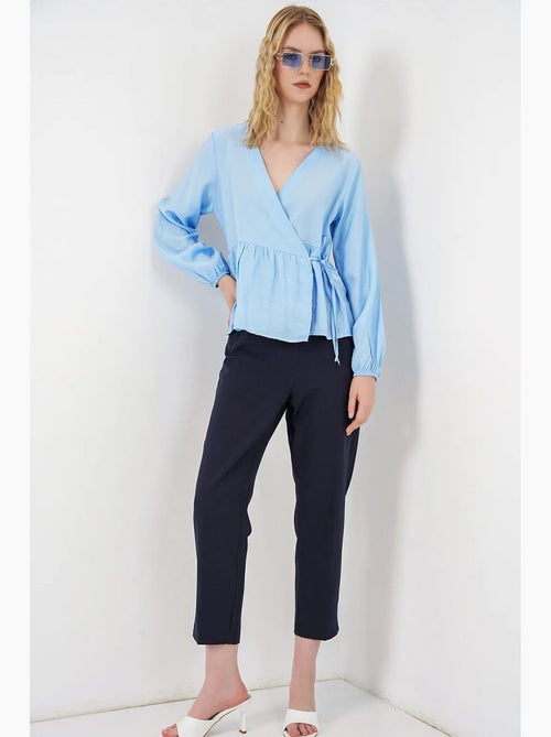 Blusa cruzada em crepe com decote em v e detalhe de laço bdart - Kiabi