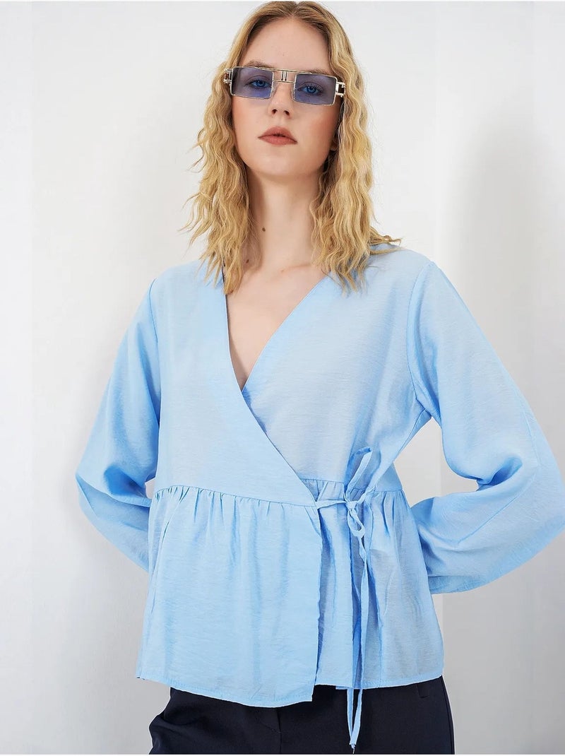 Blusa cruzada em crepe com decote em v e detalhe de laço bdart Azul claro - Kiabi