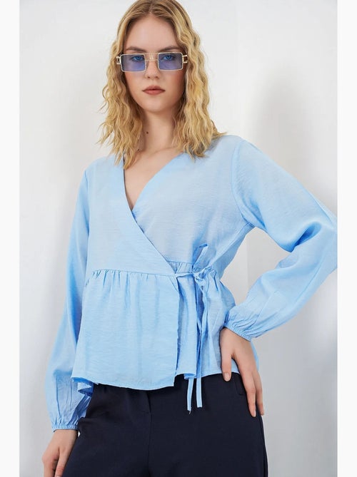Blusa cruzada em crepe com decote em v e detalhe de laço bdart - Kiabi