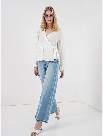 Blusa cruzada em crepe com decote em v e detalhe de laço bdart