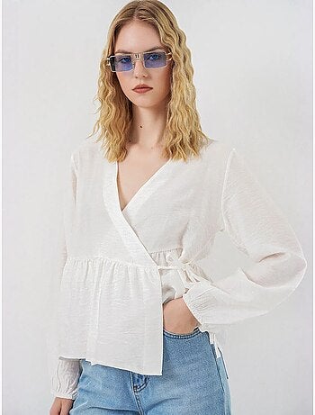 Blusa cruzada em crepe com decote em v e detalhe de laço bdart