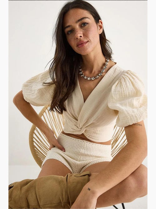 Blusa curta ajustada texturizada decote em v detalhe malha lucci - Kiabi
