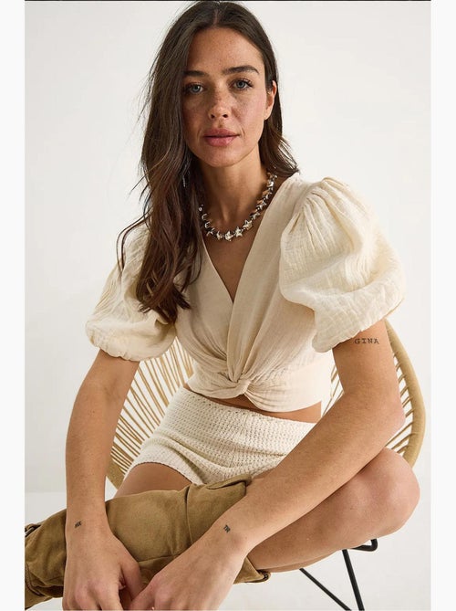 Blusa curta ajustada texturizada decote em v detalhe malha lucci - Kiabi