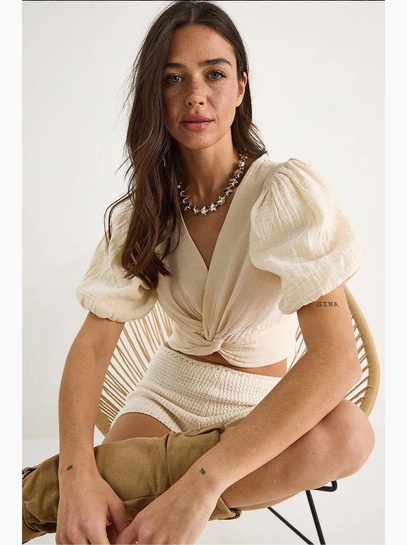 Blusa curta ajustada texturizada decote em v detalhe malha lucci Bege-argila - Kiabi