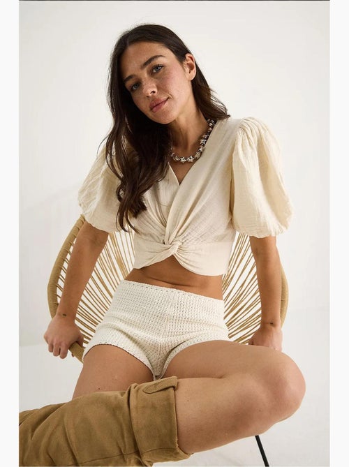 Blusa curta ajustada texturizada decote em v detalhe malha lucci - Kiabi