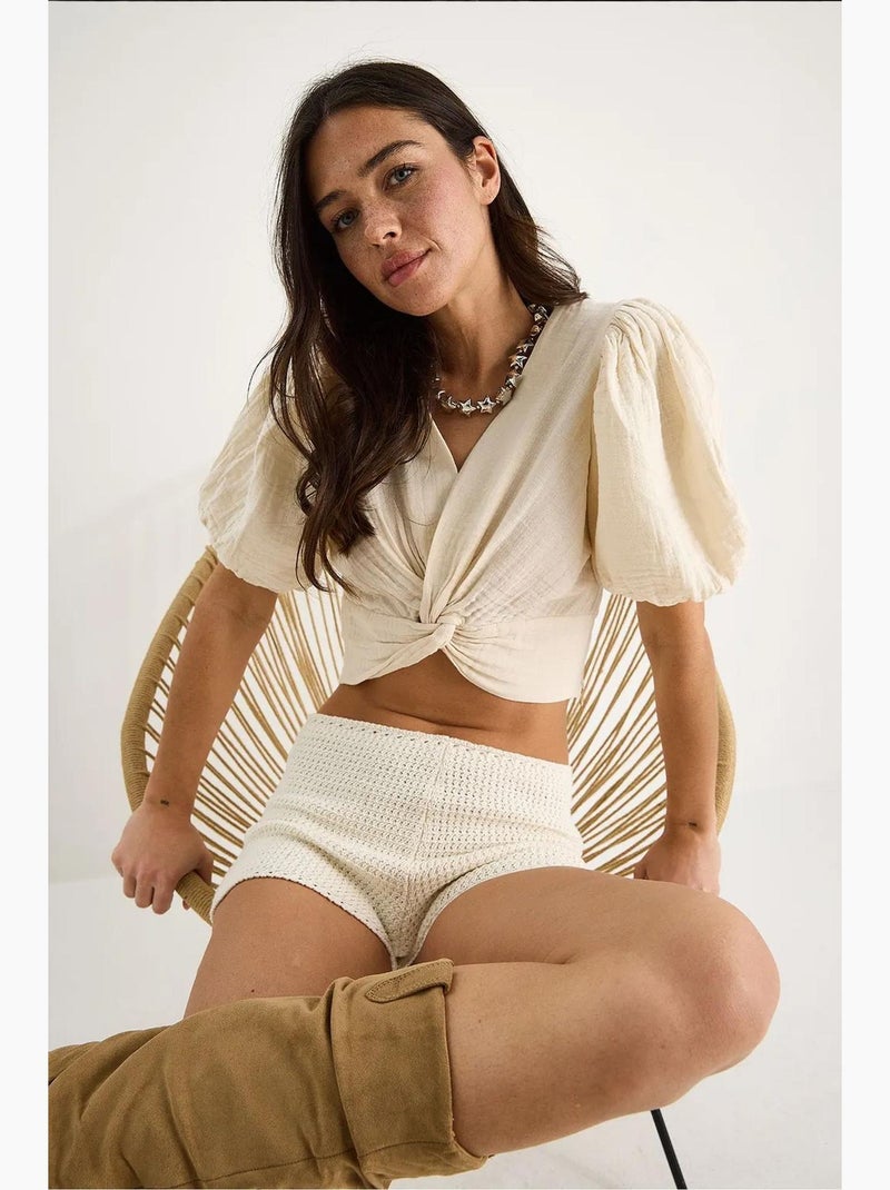 Blusa curta ajustada texturizada decote em v detalhe malha lucci Bege-argila - Kiabi