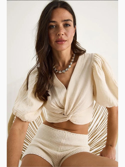 Blusa curta ajustada texturizada decote em v detalhe malha lucci - Kiabi
