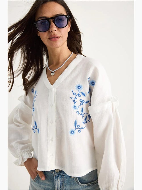 Blusa curta bordada decote em v lucci - Kiabi