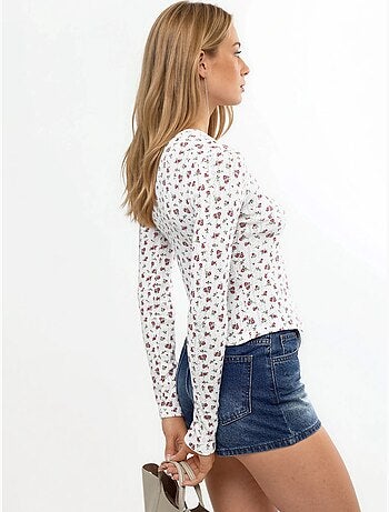 Blusa curta canelada de flores com fecho de botões busem
