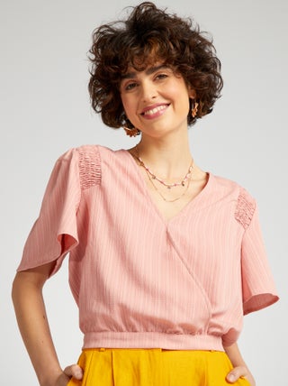 Blusa curta com decote em bico