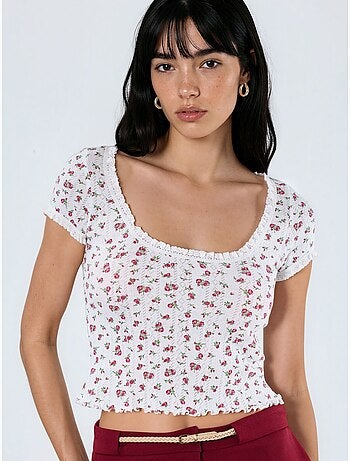 Blusa curta com decote em u com flores e folhos busem