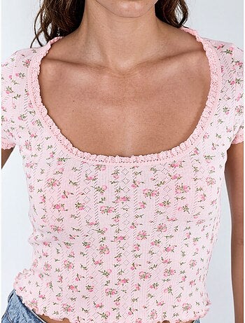 Blusa curta com decote em u com flores e folhos busem