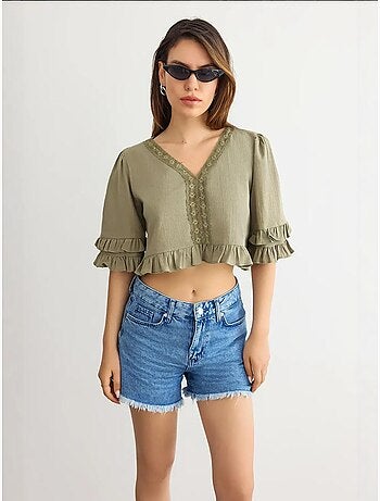 Blusa curta com decote em v e folhos hiccup