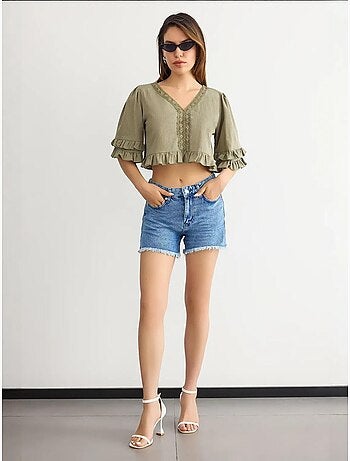Blusa curta com decote em v e folhos hiccup