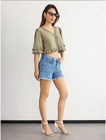 Blusa curta com decote em v e folhos hiccup