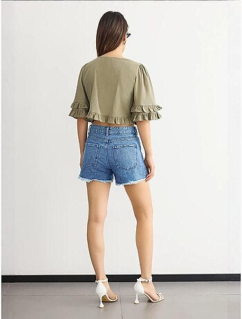Blusa curta com decote em v e folhos hiccup