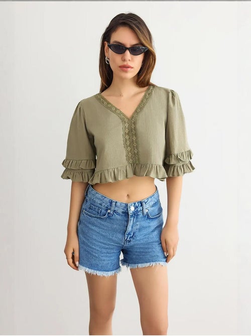 Blusa curta com decote em v e folhos hiccup - Kiabi Blusa curta com decote em v e folhos hiccup - Kiabi