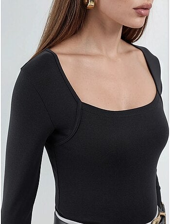 Blusa curta de corte justo com decote quadrado busem