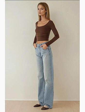 Blusa curta em viscose com gola redonda e corte slim fit hiccup