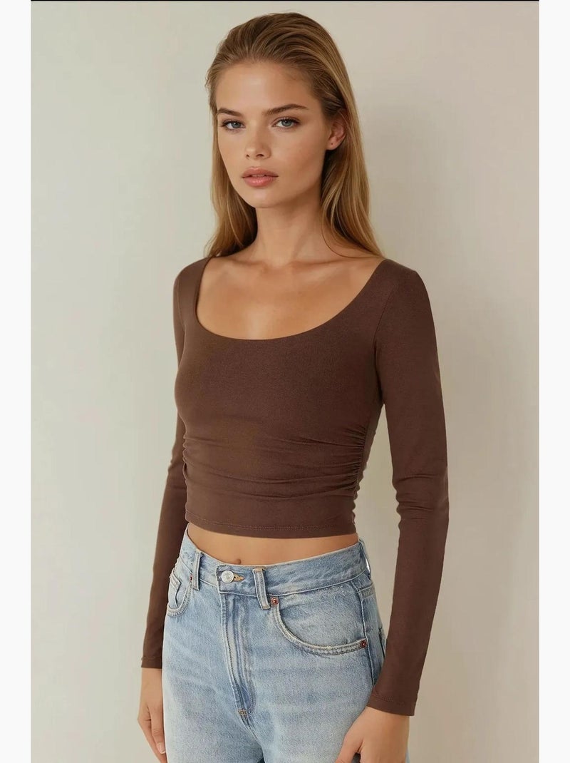 Blusa curta em viscose com gola redonda e corte slim fit hiccup Castanho - Kiabi