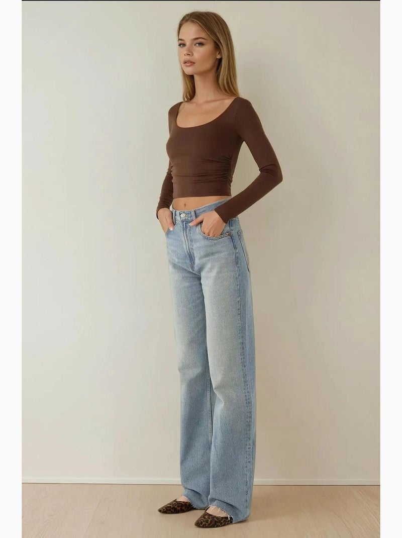 Blusa curta em viscose com gola redonda e corte slim fit hiccup Castanho - Kiabi