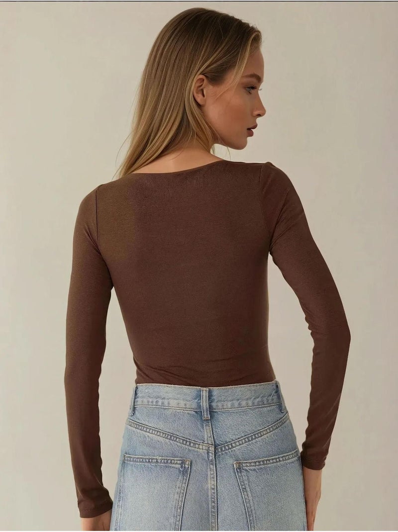 Blusa curta em viscose com gola redonda e corte slim fit hiccup Castanho - Kiabi