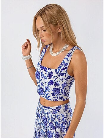 Blusa curta floral com gola quadrada busem