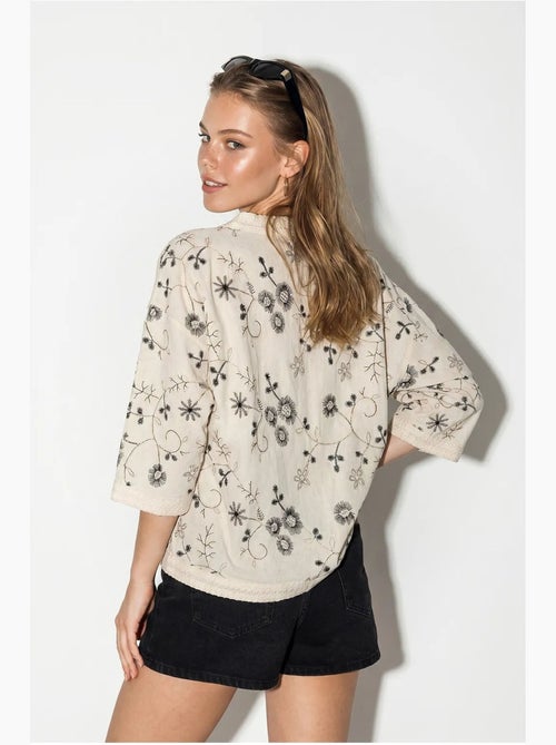 Blusa curta floral decote em v lucci - Kiabi Blusa curta floral decote em v lucci - Kiabi