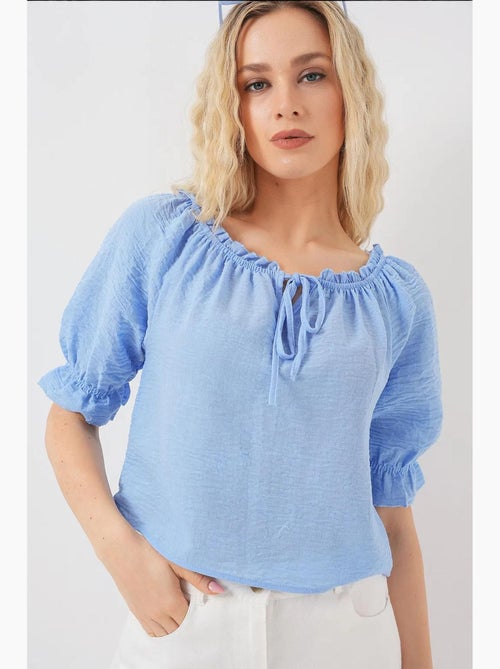 Blusa curta texturizada decote barco detalhe pompons bdart - Kiabi Blusa curta texturizada decote barco detalhe pompons bdart - Kiabi