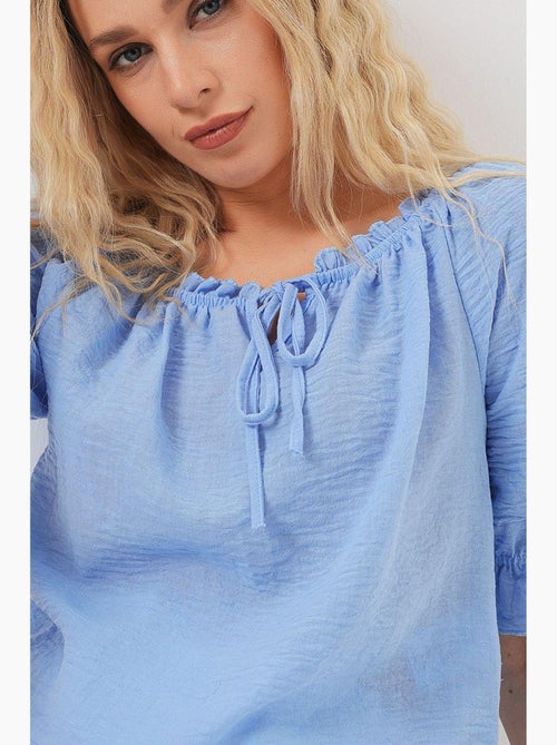 Blusa curta texturizada decote barco detalhe pompons bdart - Kiabi Blusa curta texturizada decote barco detalhe pompons bdart - Kiabi