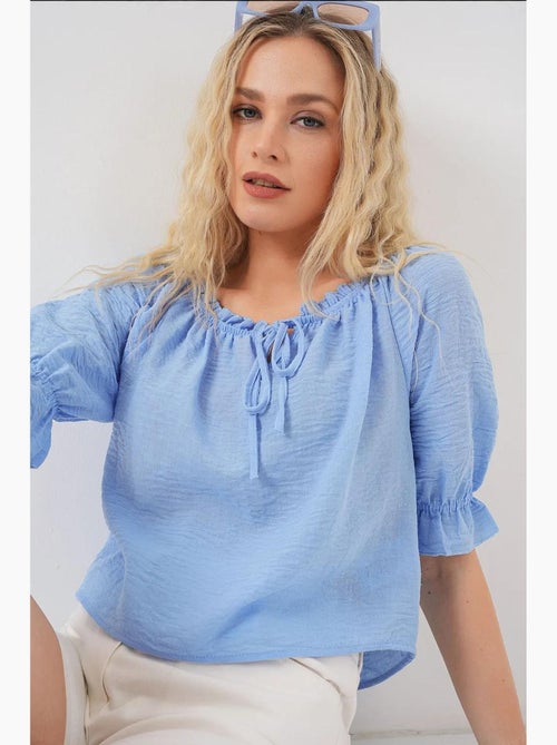 Blusa curta texturizada decote barco detalhe pompons bdart - Kiabi Blusa curta texturizada decote barco detalhe pompons bdart - Kiabi