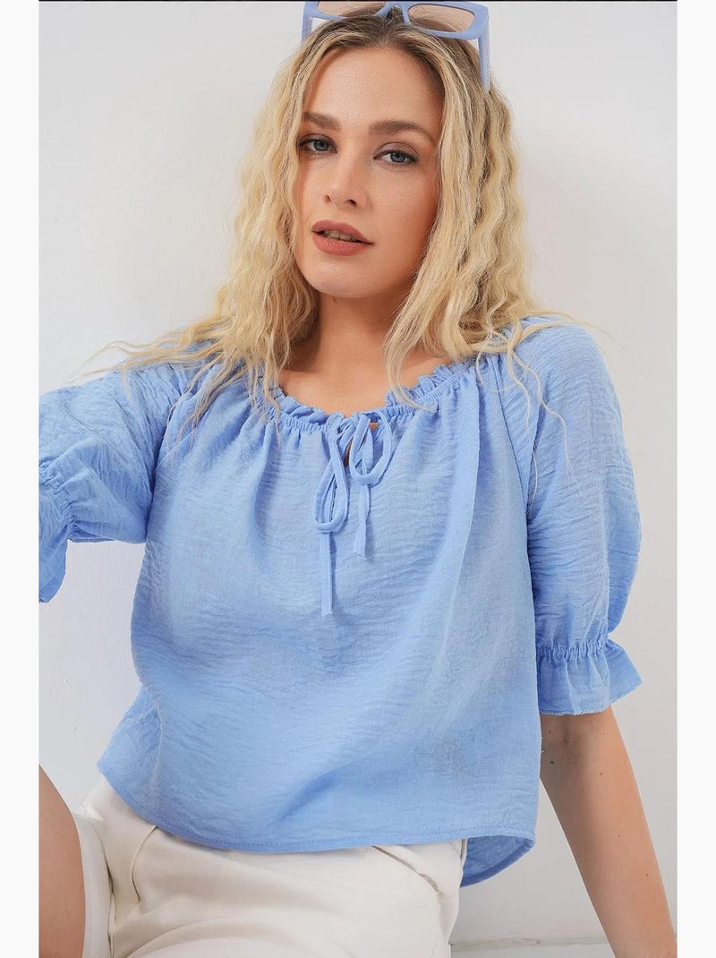 Blusa curta texturizada decote barco detalhe pompons bdart Azul claro - Kiabi