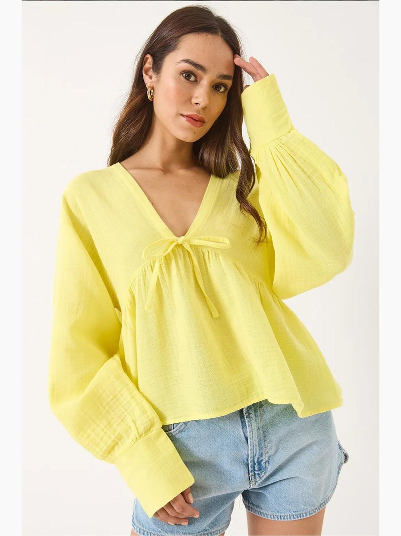 Blusa curta texturizada decote em v com laço lucci Amarelo-limão - Kiabi