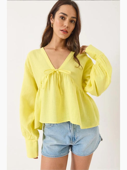 Blusa curta texturizada decote em v com laço lucci - Kiabi