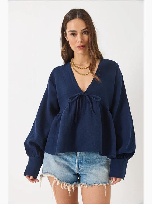 Blusa curta texturizada decote em v com laço lucci - Kiabi Blusa curta texturizada decote em v com laço lucci - Kiabi