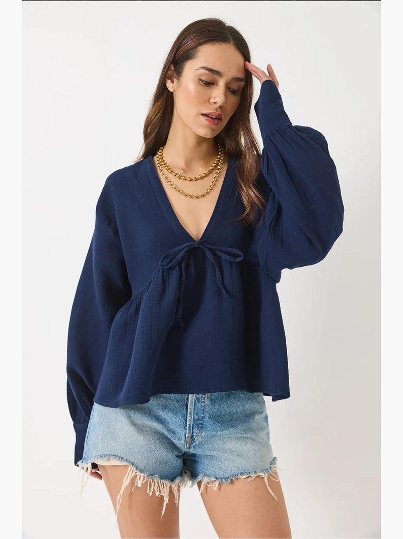 Blusa curta texturizada decote em v com laço lucci Azul-marinho - Kiabi