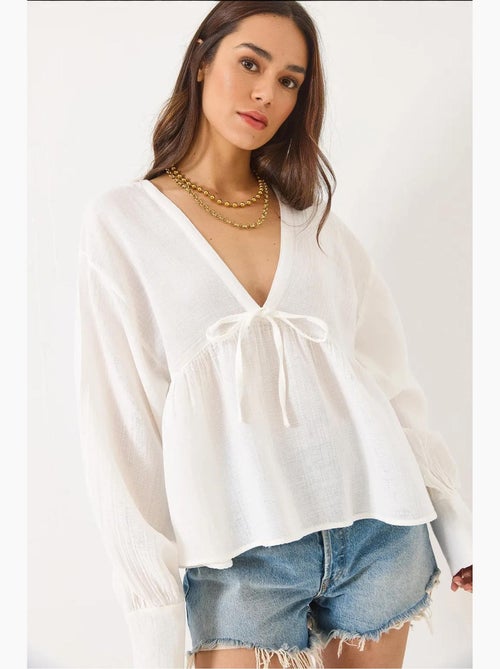 Blusa curta texturizada decote em v com laço lucci - Kiabi Blusa curta texturizada decote em v com laço lucci - Kiabi