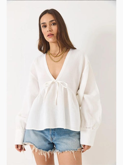 Blusa curta texturizada decote em v com laço lucci - Kiabi Blusa curta texturizada decote em v com laço lucci - Kiabi