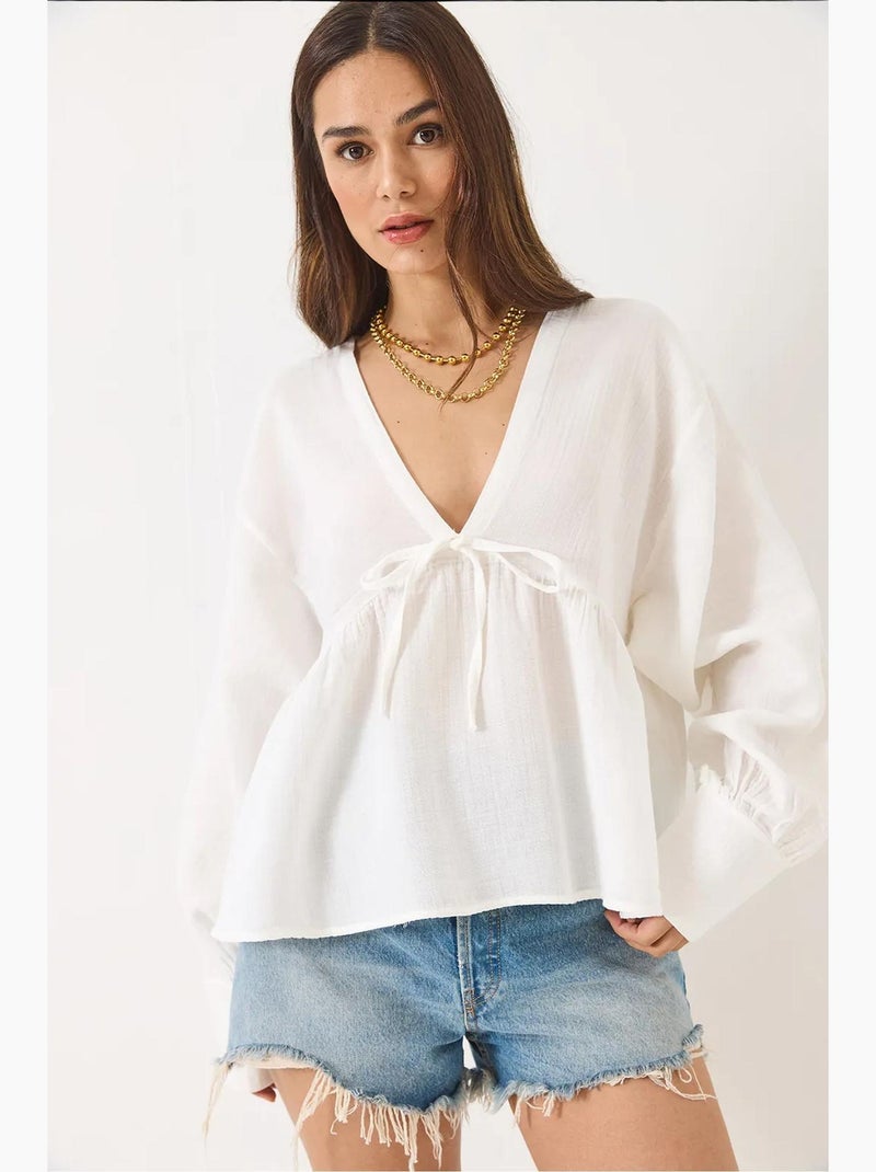 Blusa curta texturizada decote em v com laço lucci Branco - Kiabi